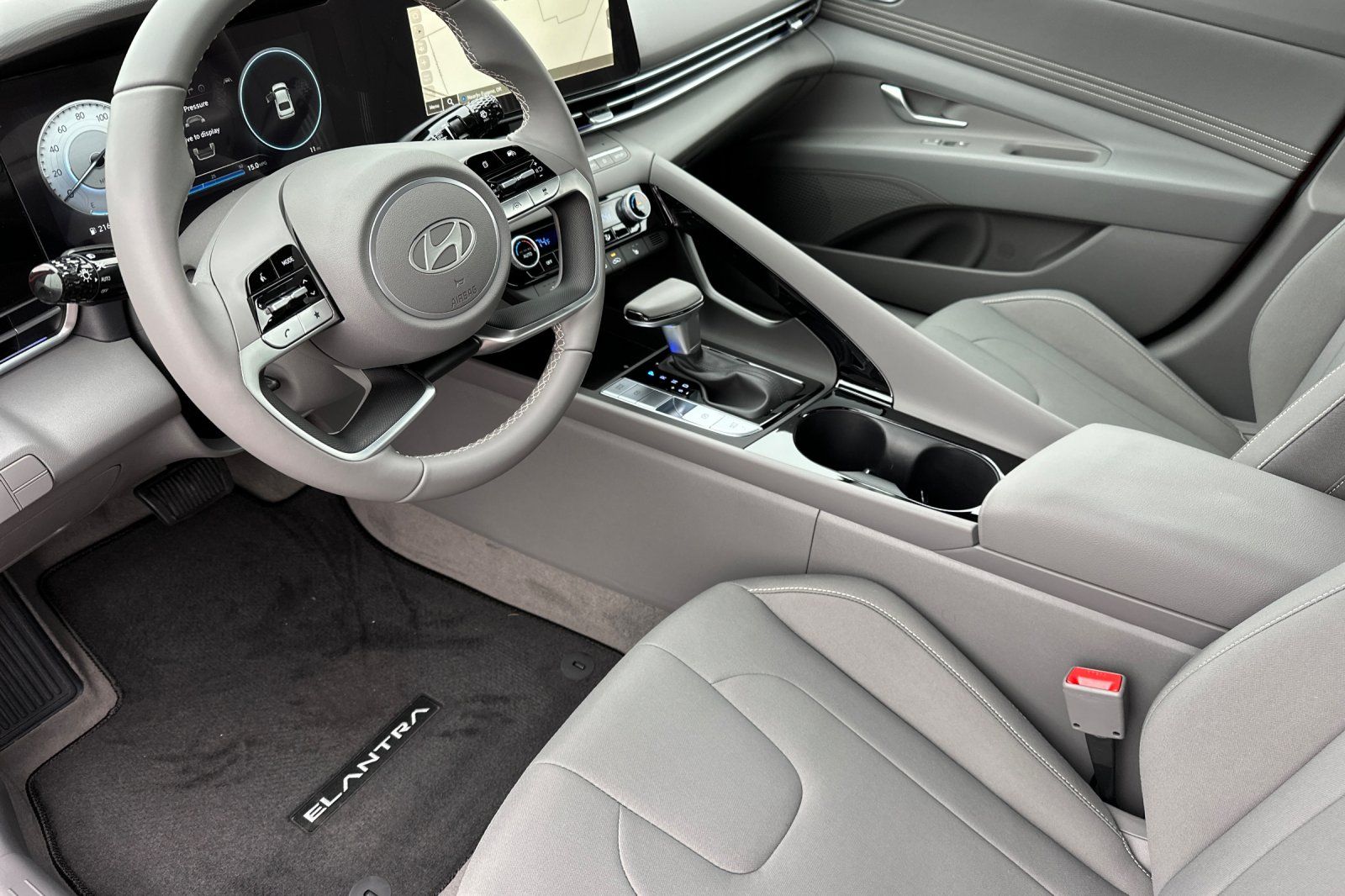 2025 Hyundai Elantra SEL Convenience photo 9