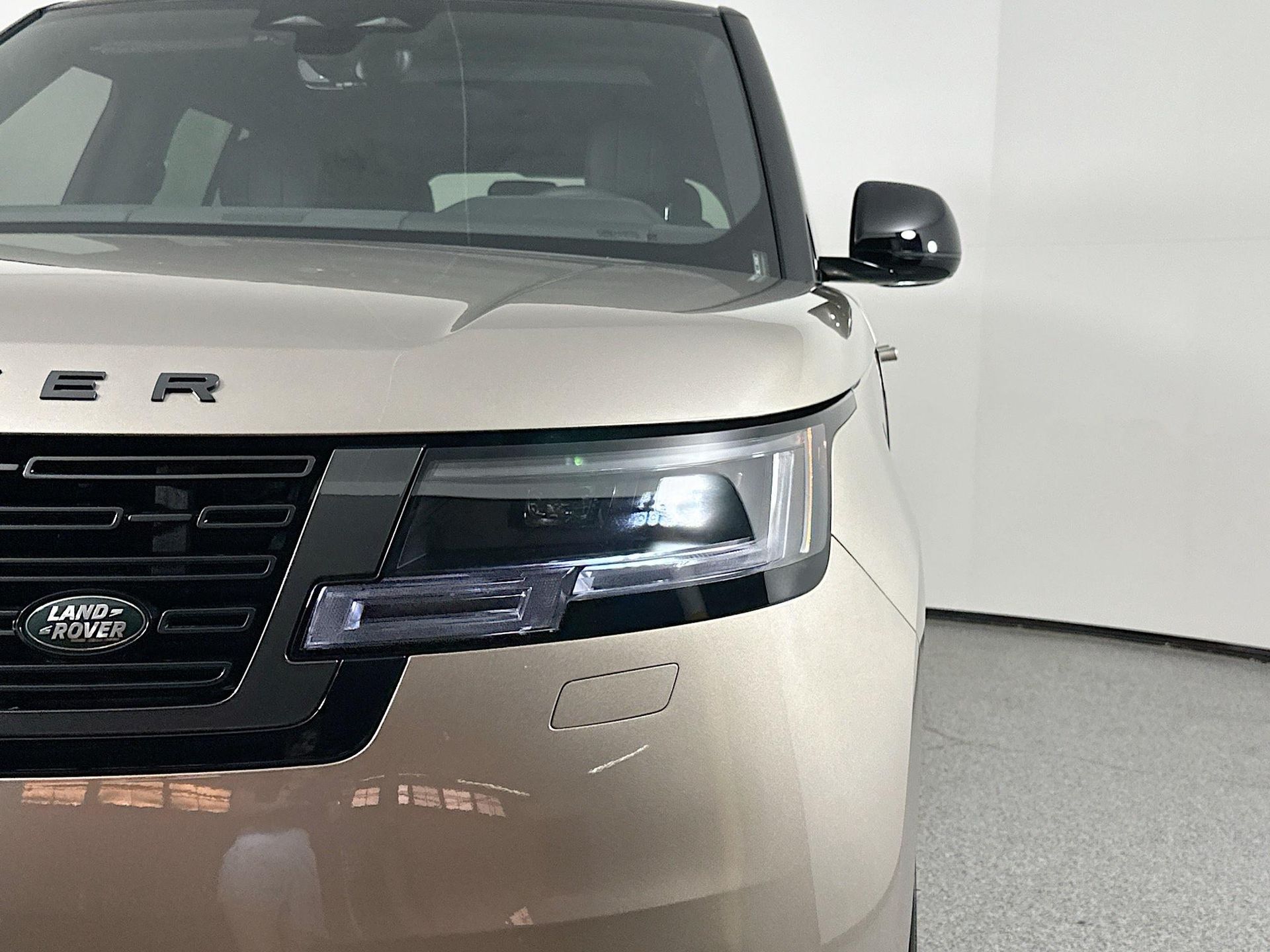 2025 Land Rover Range Rover SE photo 3