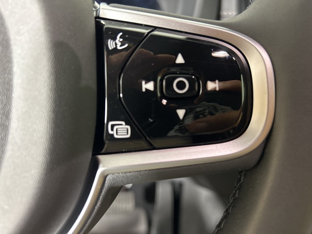 2025 Volvo XC60 B5 photo 23