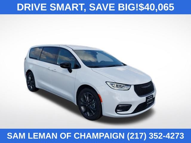 2026 Chrysler Pacifica Select's photo