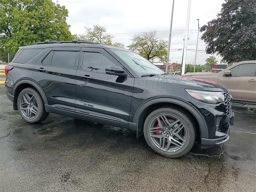 2025 Ford Explorer ST photo 4
