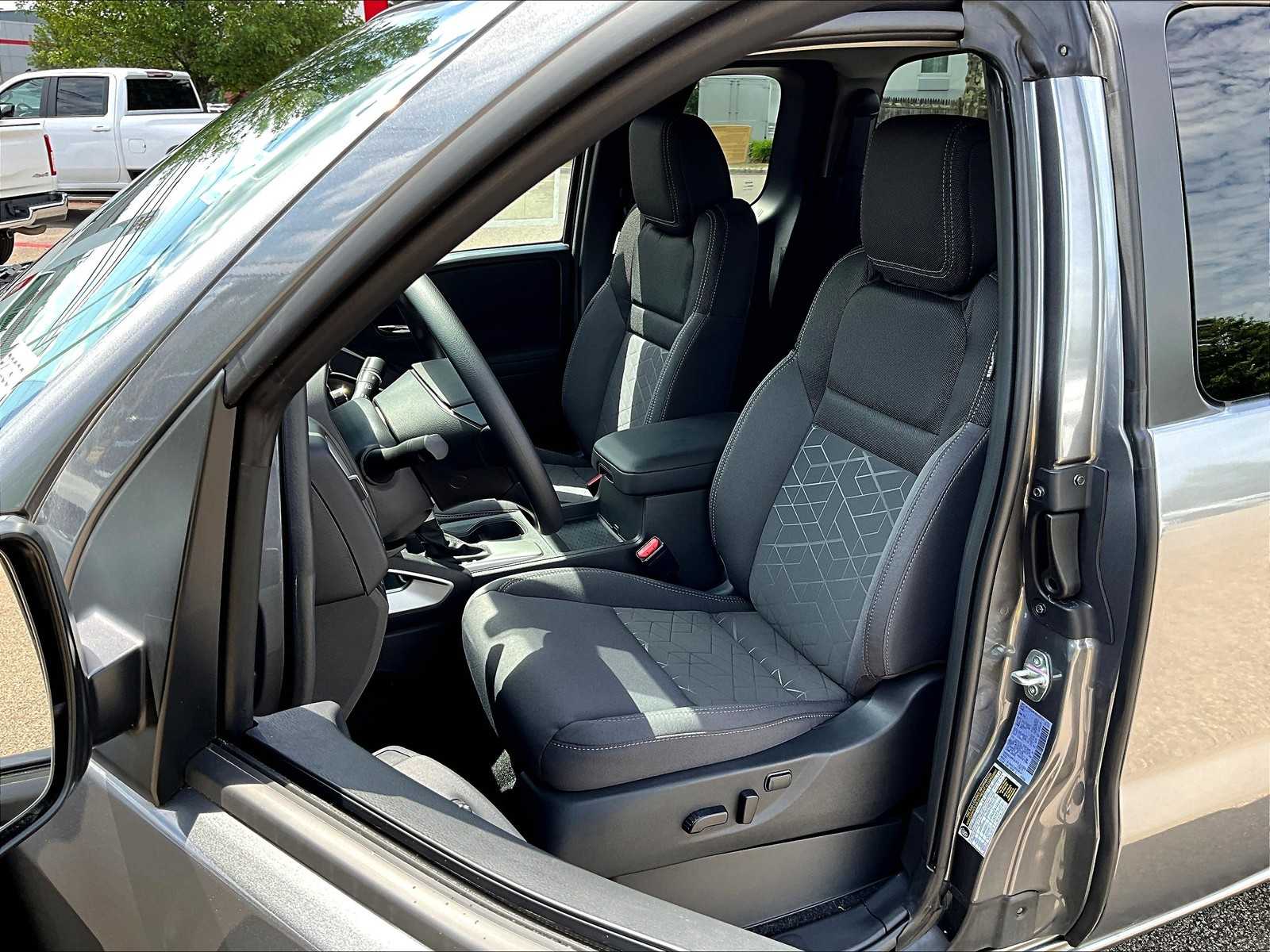 2025 Nissan Frontier SV photo 10