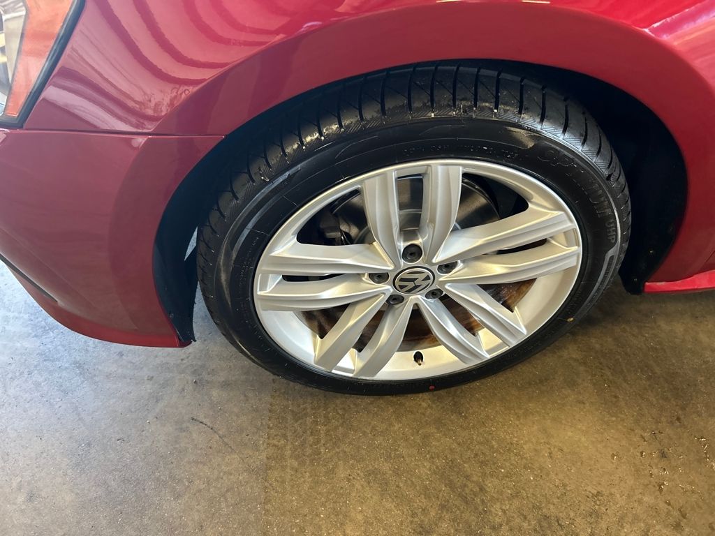 2019 Volkswagen Passat 2.0T Wolfsburg Edition photo 9