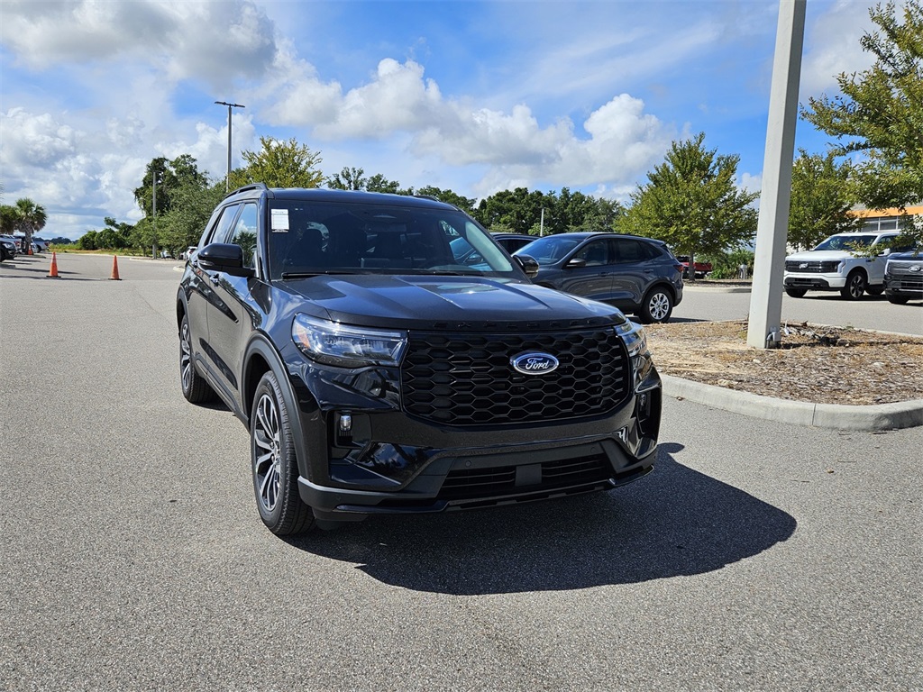 2025 Ford Explorer ST-Line photo 2