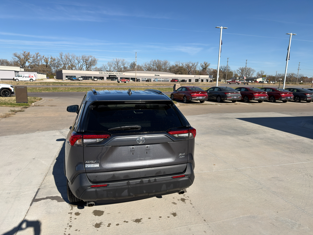 2020 Toyota RAV4 XLE photo 3