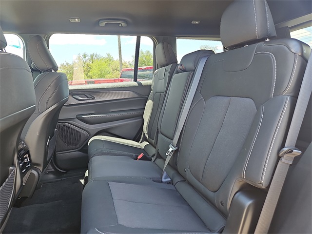 2025 Jeep Grand Cherokee Laredo photo 11