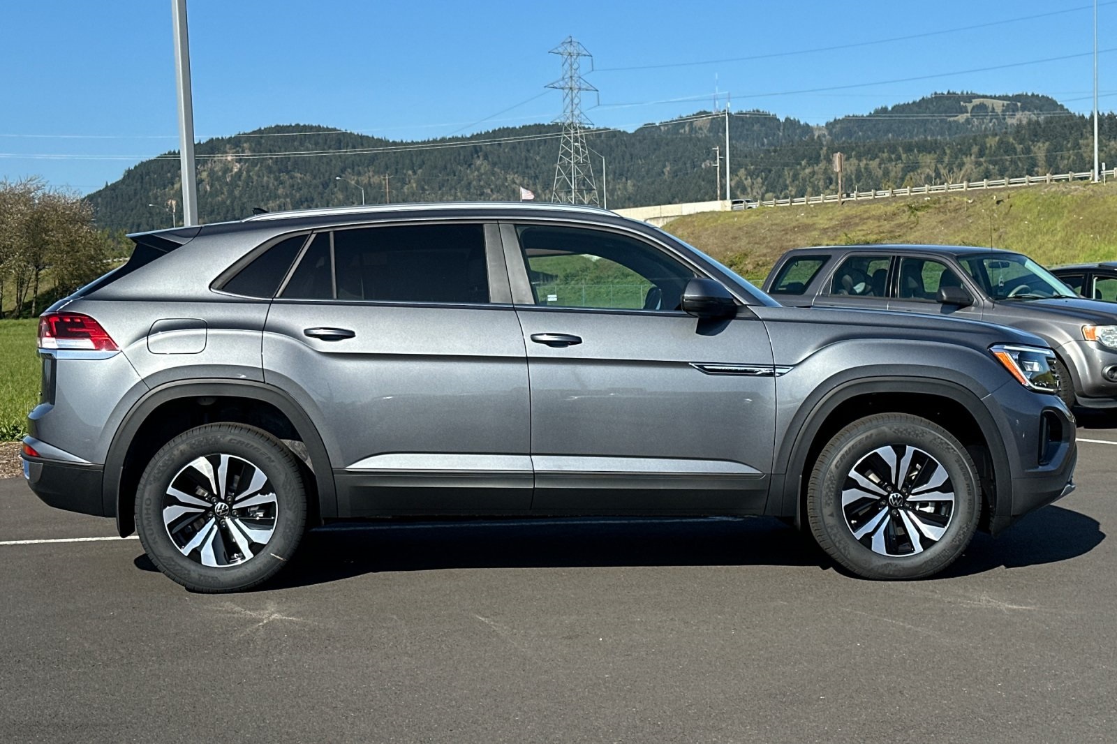 2025 Volkswagen Atlas Cross Sport SE photo 2