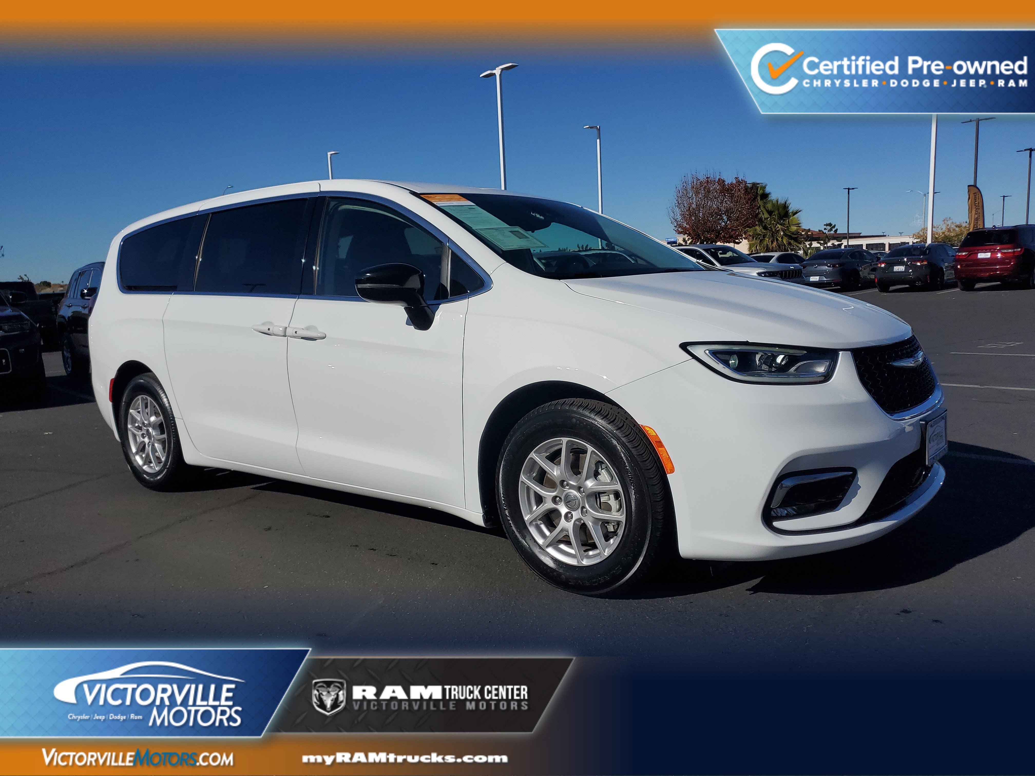 2024 Chrysler Pacifica Touring L's photo