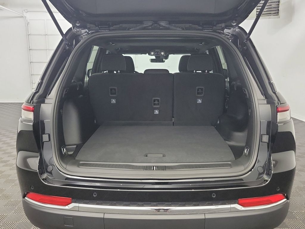 2025 Jeep Grand Cherokee Laredo photo 15
