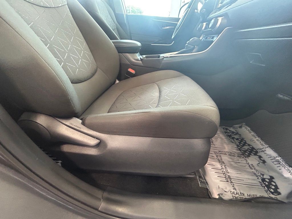 2021 Toyota RAV4 XLE photo 18