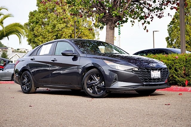2021 Hyundai Elantra SEL's photo