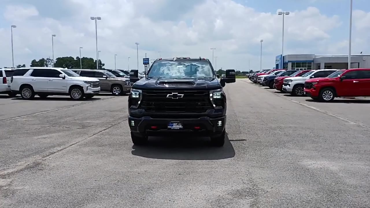2025 Chevrolet Silverado 2500HD LT photo 2