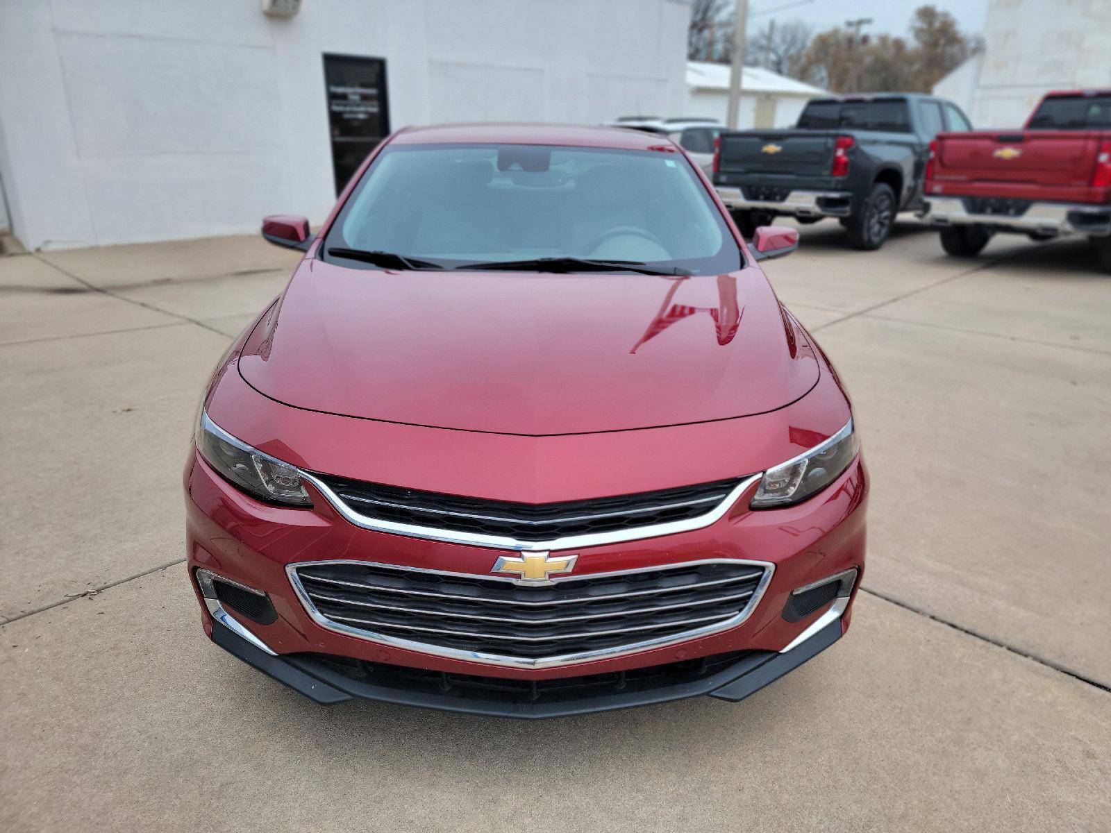 2017 Chevrolet Malibu 1LT photo 2