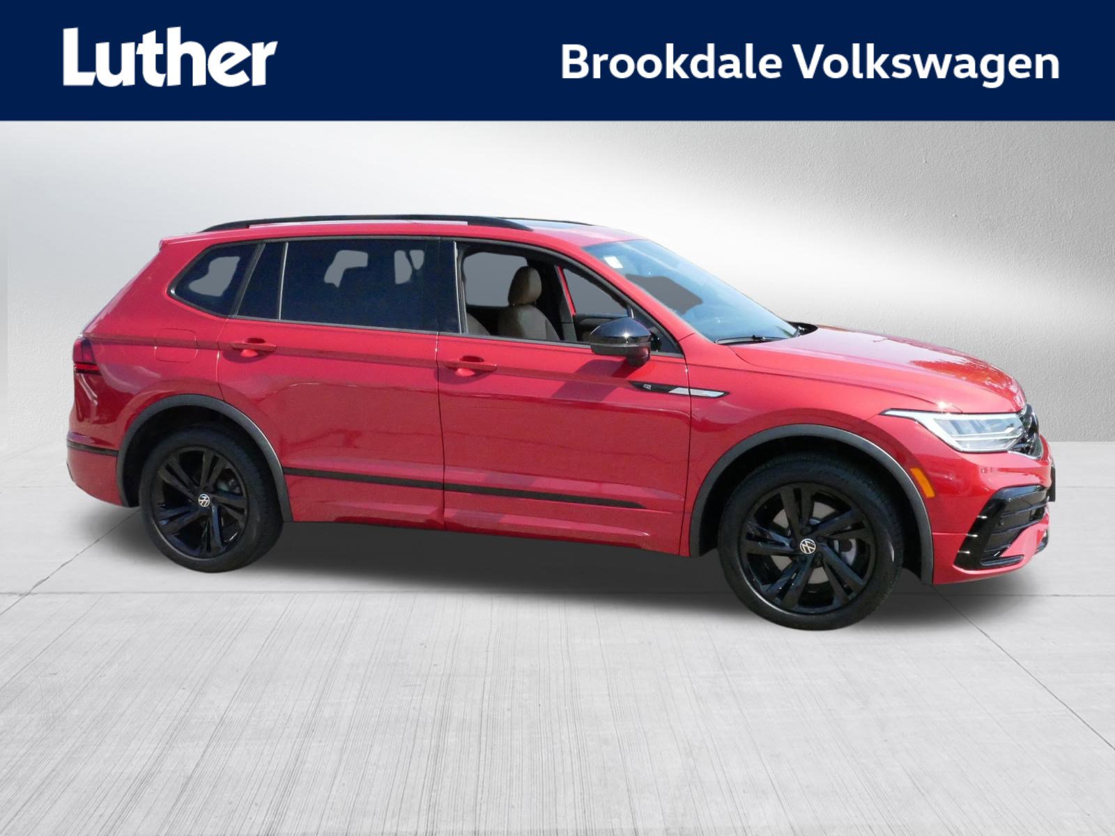 2024 Volkswagen Tiguan SE R-LINE BLACK's photo