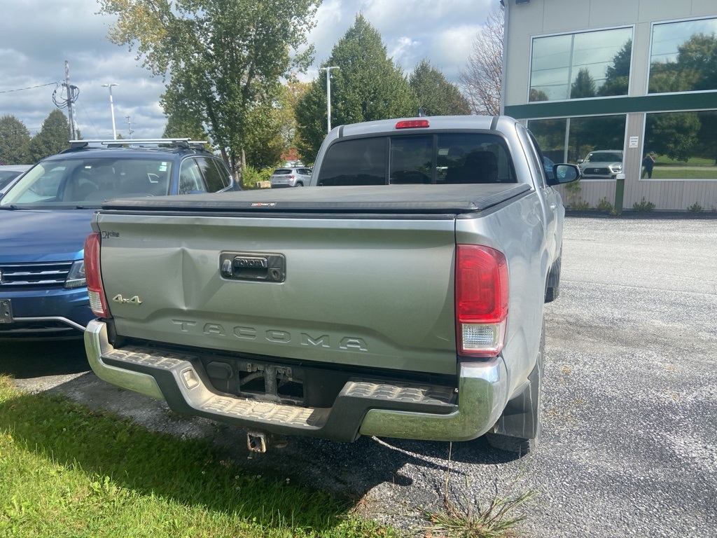 2017 Toyota Tacoma SR5 photo 2