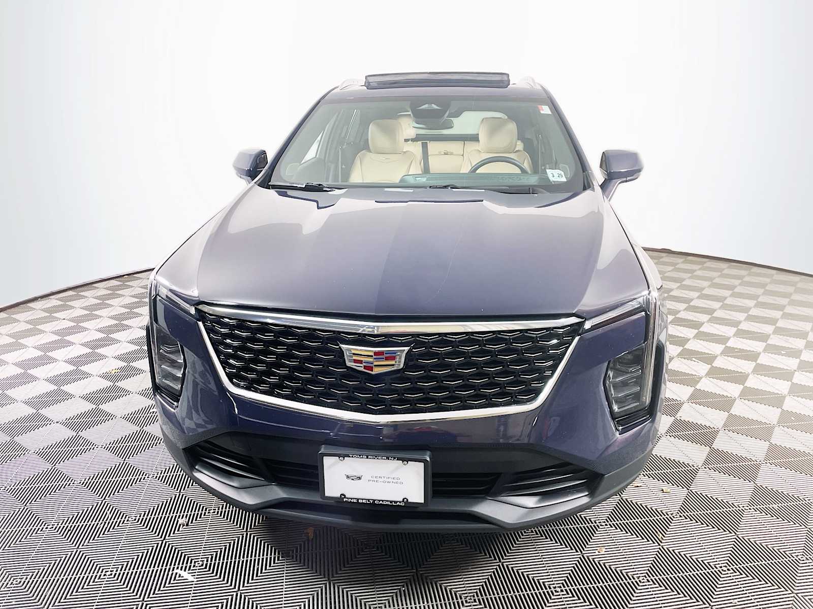 2024 Cadillac XT4 Luxury photo 2