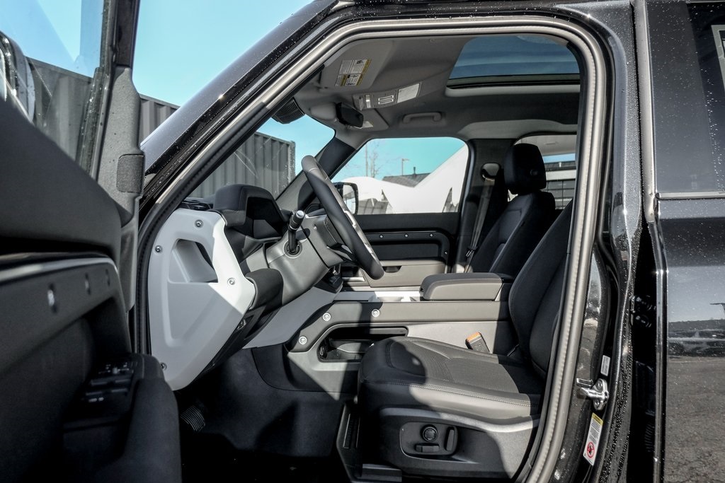 2025 Land Rover Defender 110 S photo 8