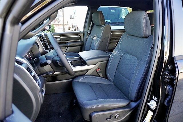 New 2025 Diamond Black Crystal Pearl-Coat Exterior Paint RAM Big Horn/Lone Star image 20