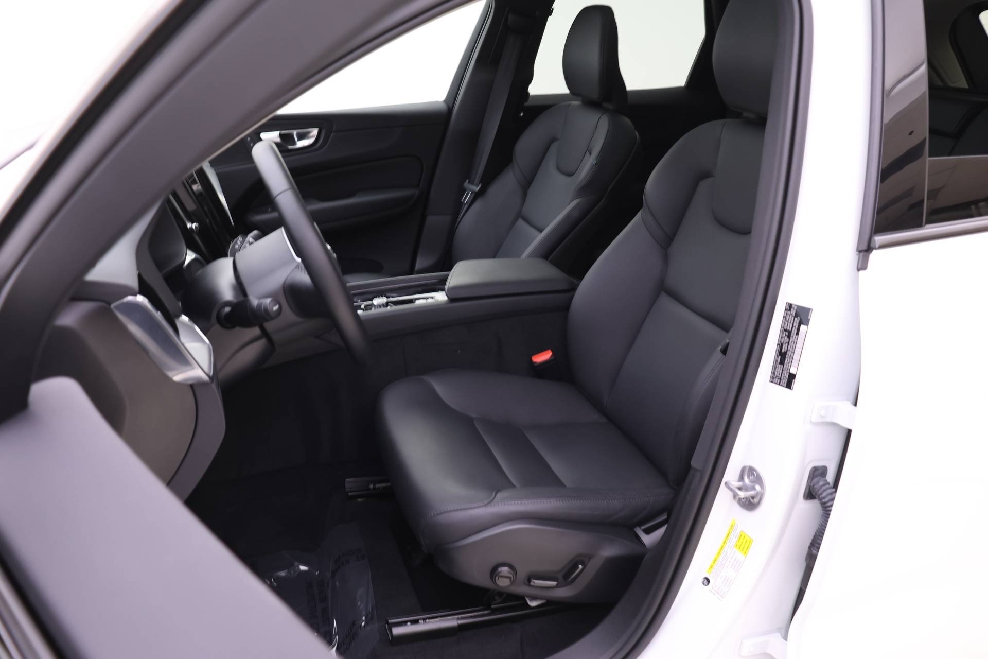 2025 Volvo XC60 B5 Core photo 2