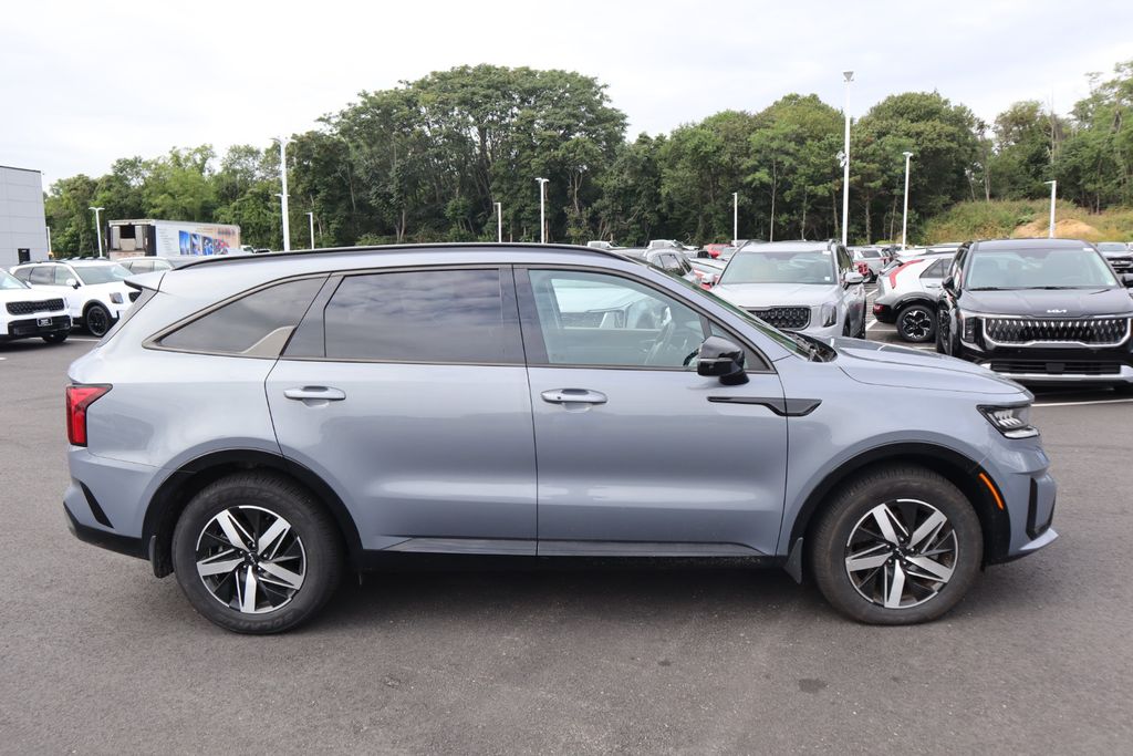 2023 Kia Sorento S photo 2