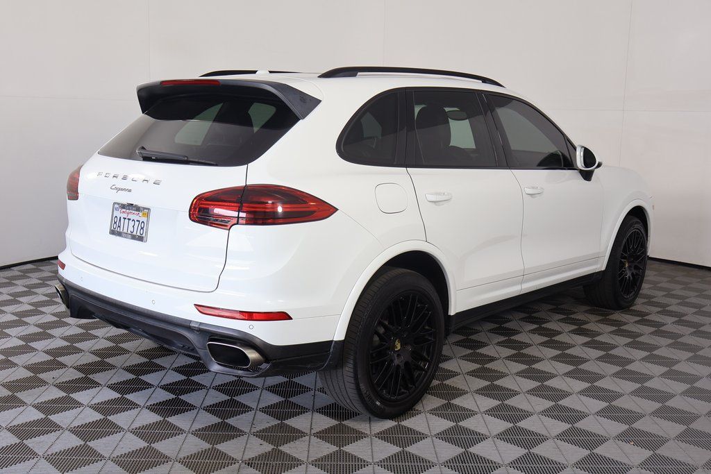 2018 Porsche Cayenne Base Platinum Edition photo 4