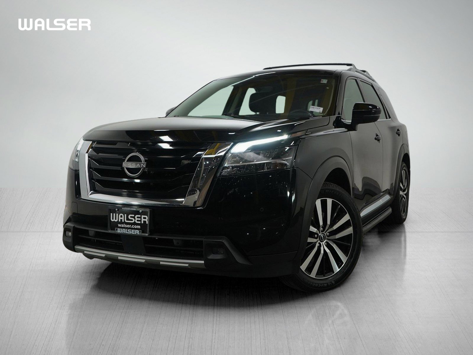 2023 Nissan Pathfinder Platinum's photo
