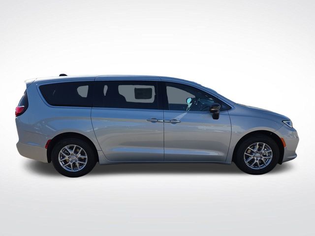 2026 Chrysler Pacifica photo 2
