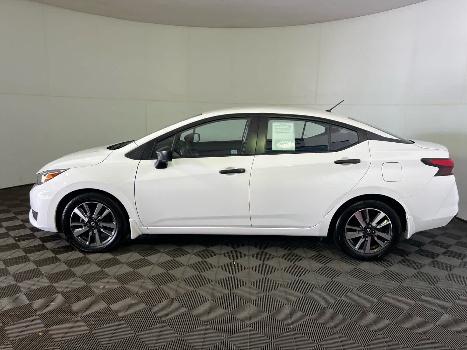 2024 Nissan Versa 1.6 S photo 3