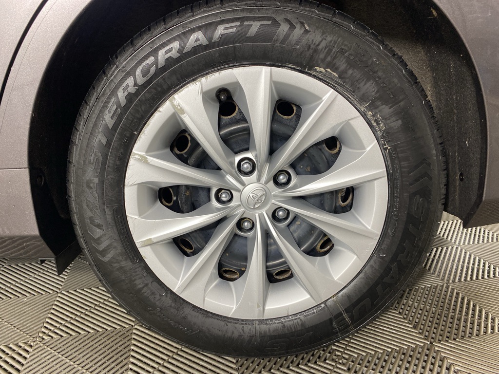 2016 Toyota Camry LE photo 12