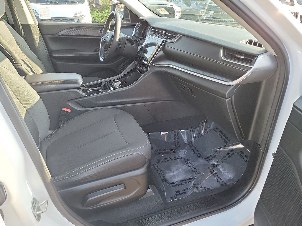 2023 Jeep Grand Cherokee Laredo photo 13