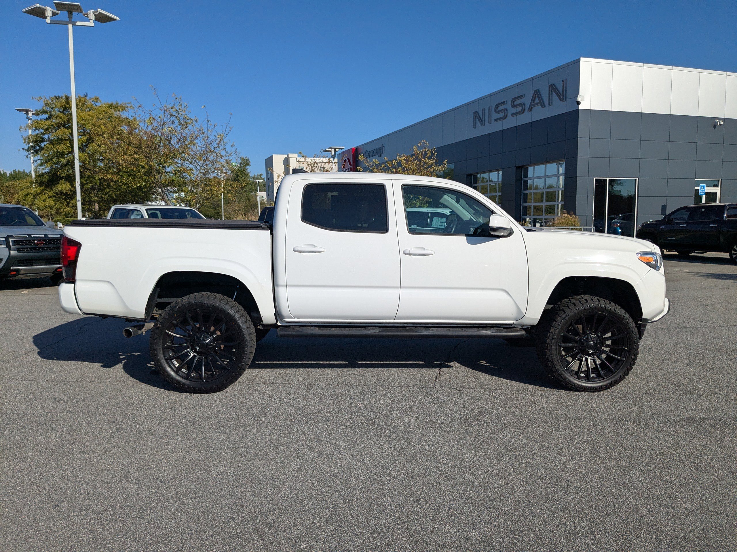 2022 Toyota Tacoma 4x4 SR photo 2