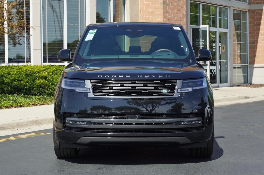 2025 Land Rover Range Rover SE photo 3