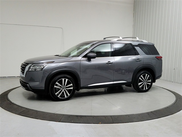 2025 Nissan Pathfinder Platinum photo 3