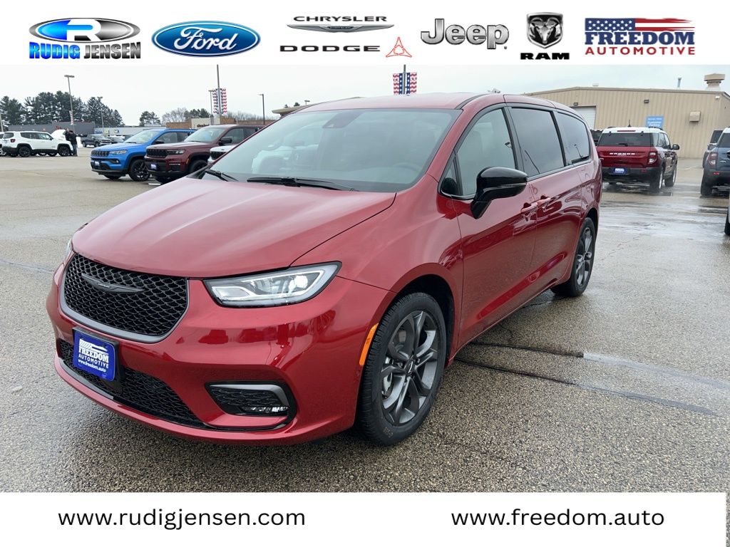 2026 Chrysler Pacifica Select's photo