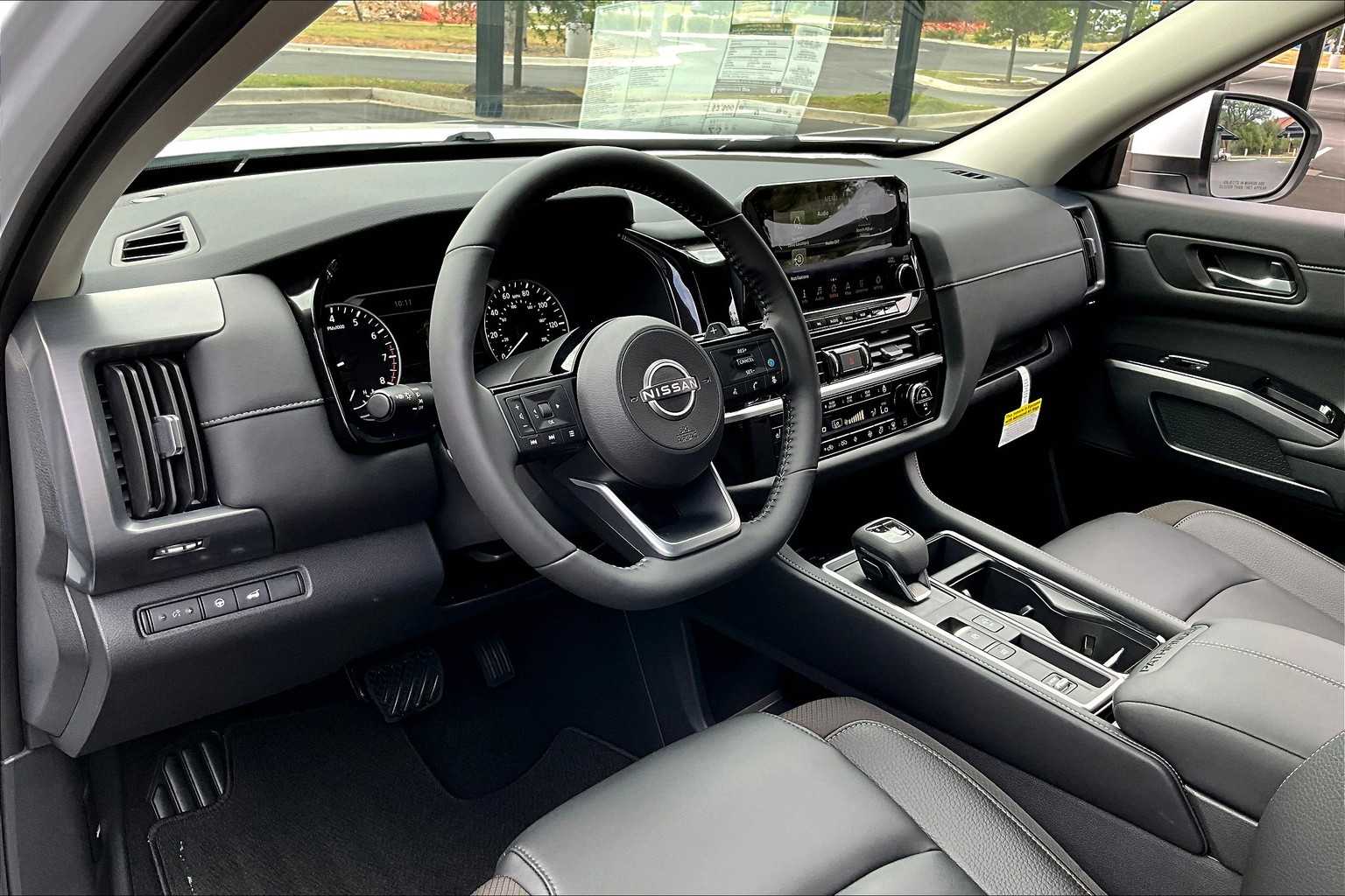 2025 Nissan Pathfinder SL photo 8