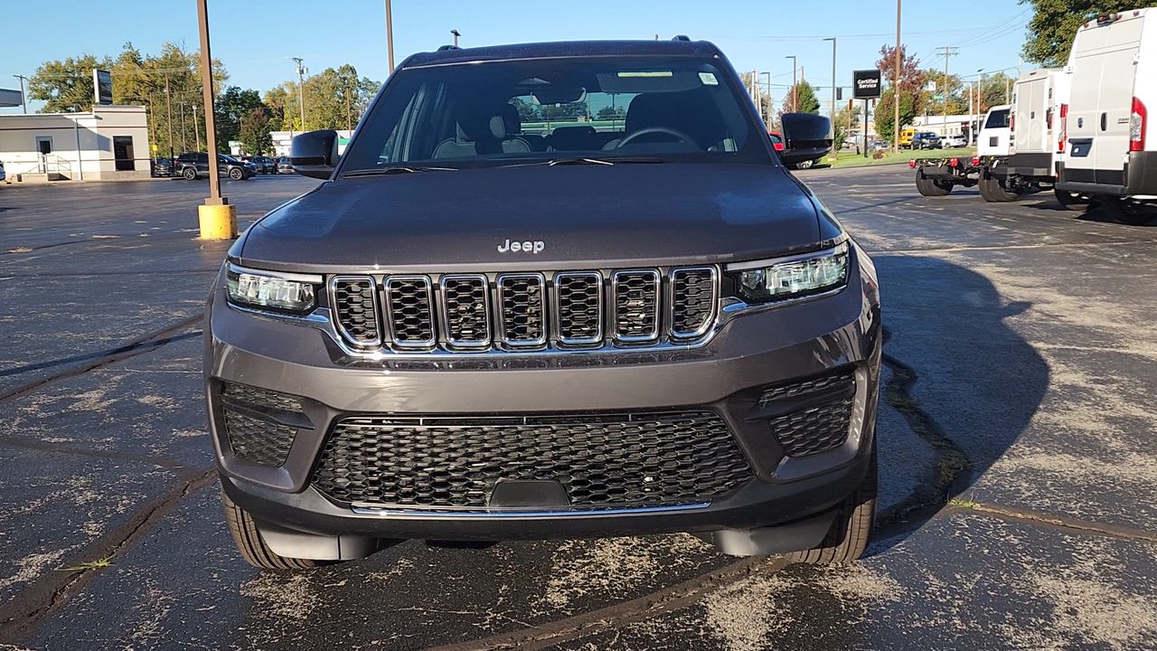 2025 Jeep Grand Cherokee Laredo X photo 3