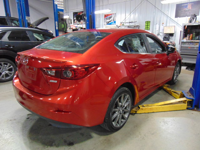 2018 Mazda Mazda3 Touring photo 3