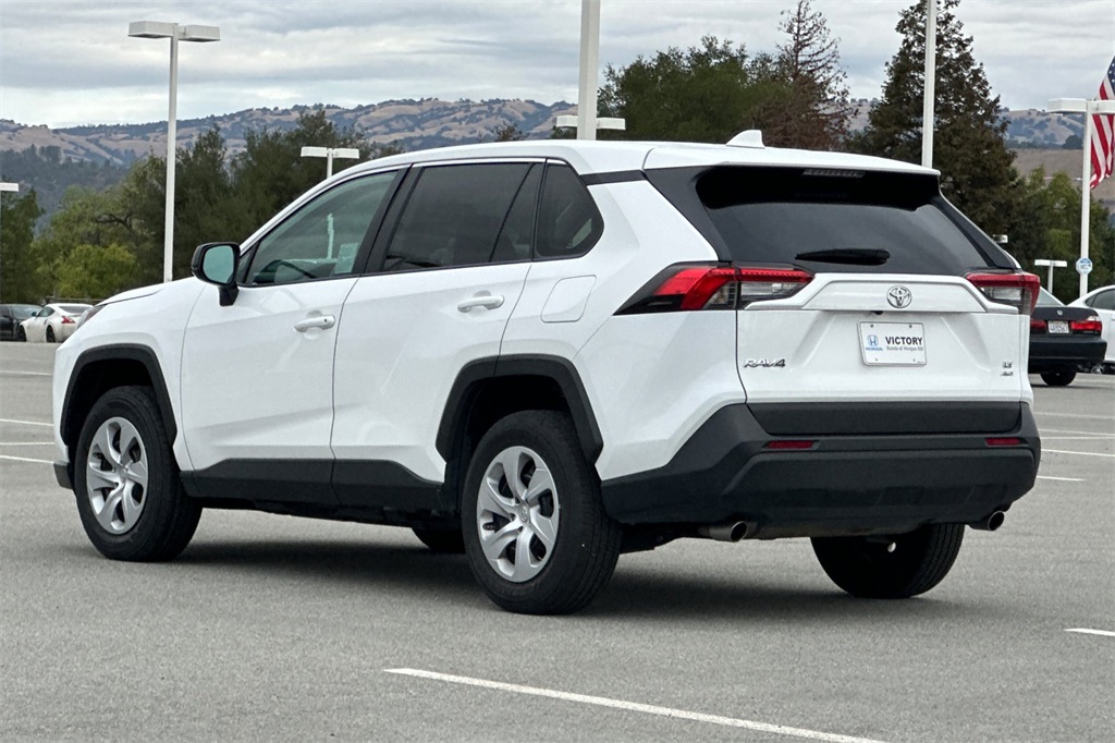 2024 Toyota RAV4 LE photo 4
