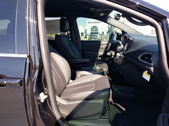 2026 Chrysler Pacifica photo 3