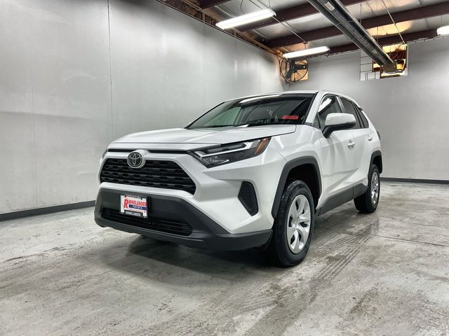 2025 Toyota RAV4 LE's photo