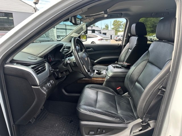 2019 Chevrolet Suburban LT photo 2