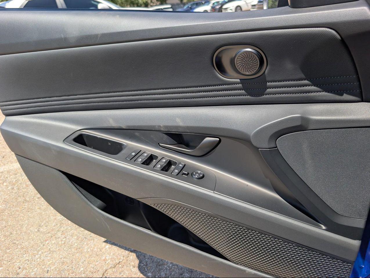 2025 Hyundai Elantra SEL Sport photo 17