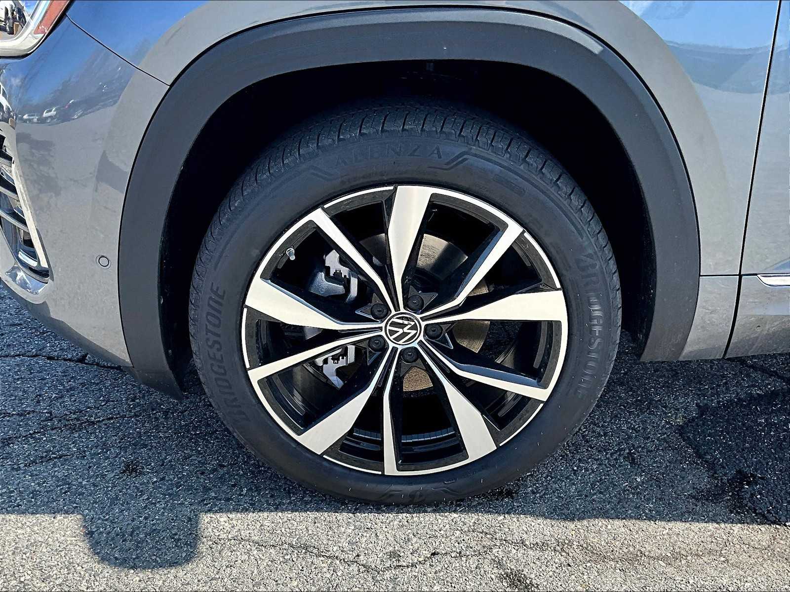 2025 Volkswagen Atlas Cross Sport SEL Premium R-Line photo 4