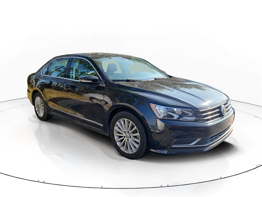 2017 Volkswagen Passat SE's photo