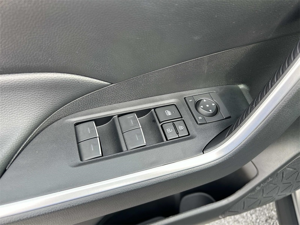 2024 Toyota RAV4 XLE photo 25