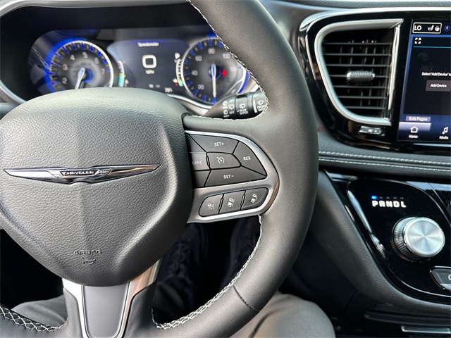 2025 Chrysler Pacifica photo 36