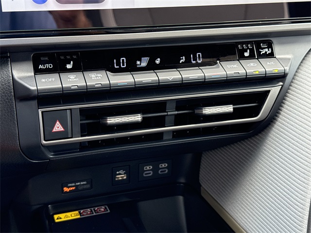 2025 Toyota Camry SE photo 23