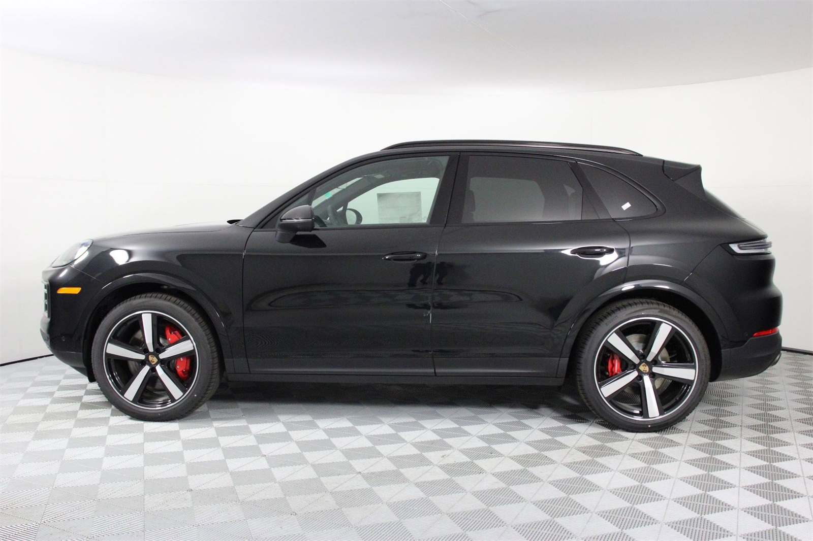 2025 Porsche Cayenne S photo 2