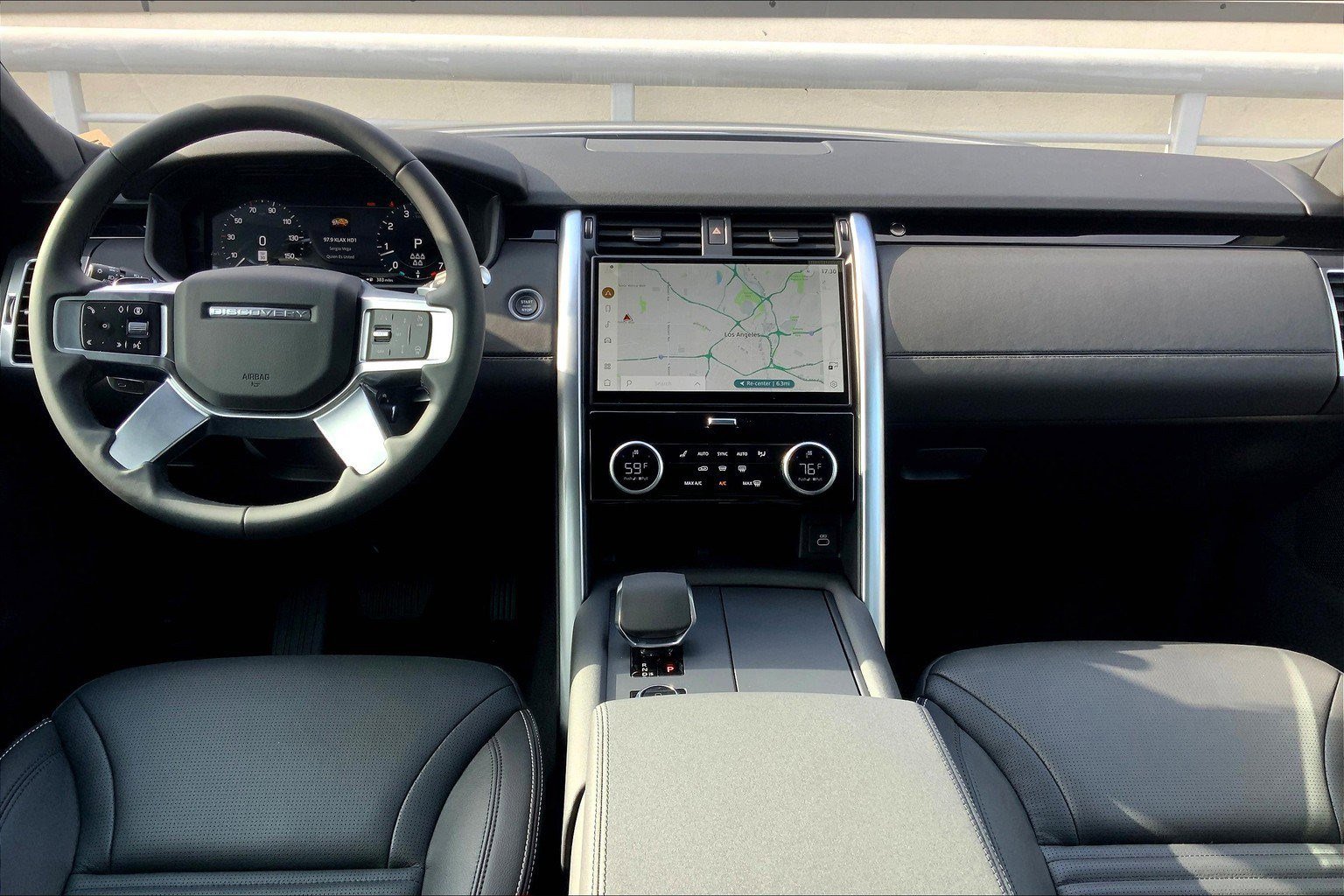 2025 Land Rover Discovery S photo 8