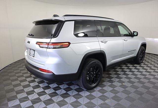2025 Jeep Grand Cherokee Laredo Altitude photo 4
